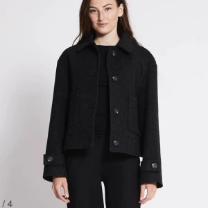 Kort kappa / Jacka - Jätte fin jacka som är helt ny! då jag tagit bort lappen kunde jag inte lämna tillbaka den, men helt oanvänd! Nypris: 400kr mitt pris: 350kr + frakt (möjligtvis billigare vid snabb affär) Skriv för mer info / bilder 💕