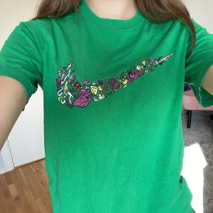 Nike tshirt - Vintage nike tshirt💓 köpt på erikshjälpen🫶🏻 använd gärna köp nu