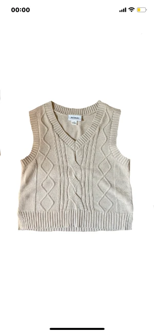 Slipover vest  - En fin beige/gräddvit stickad slipover väst som jag köpt från Monki. Den är i väldigt bra skick och den är väldigt skön💕💕. Pris kan diskuteras🫶