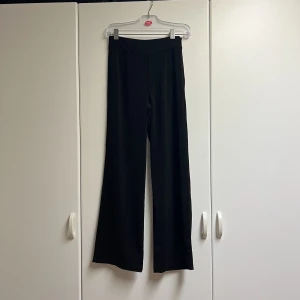 Kostymbyxor från Bikbok - Svarta kostymbyxor från Bikbok 🕴️ Tunt material som har tung känsla och faller naturligt längs benen 🖤Högmidjad och har en gömd dragkedja vid sidan av midjan 🌚Utmärkt skick! Nypris runt 400kr