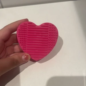 Borst tvätt - En hjärtformad borst tvätt. Använt lite och funkerar som vilken borsttvätt som helst. 