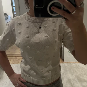 Tröja - Snyggaste Dagmar tröjan med mönster på! Beige färg och passar perfekt till hösten💖 Vet inte va den är köpt för men säljer för 500! Aldrig använd och i strlk S