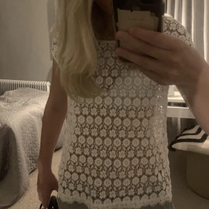 Virkad blus  - Intressekoll på blusen. Storlek S. Säljer endast vid bra bud 