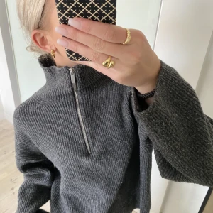 Stickad half zip - Stickad half zip i storlek L, passar som M också från hm!💞