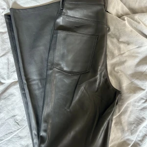 Zara byxor  - Säljer dessa mid waist fake skinn byxor från zara då dom är för korta för mig . (Andra bilden är lånad) skriv för mer bilder ☺️