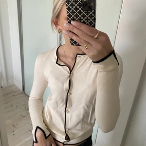 kofta - Suuuper fin kofta från zara som tyvärr inte kommer till användning!💓 Storlek M men passar även S!