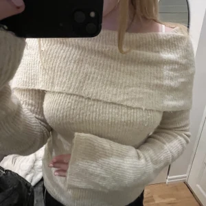 Stickad off-shoulder - Super fin stickad off shoulder tröja i mycket fint skick🤍 TRYCK EJ PÅ KÖP NU HÖR AV DIG VID INTRESSE 