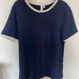 T-shirt från & other stories - T-shirt från & other stories i färgen navy. Knappt använd ☺️100% bomull🌸