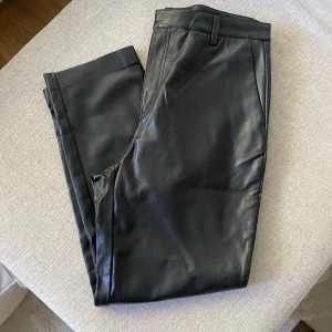 Skinnbyxor  - Skinnbyxor (fusk) från Lindex i storlek 40.  Knappt använda.  (Lite skrynkliga pga legat nervikta).  Lite kortare i modellen. 