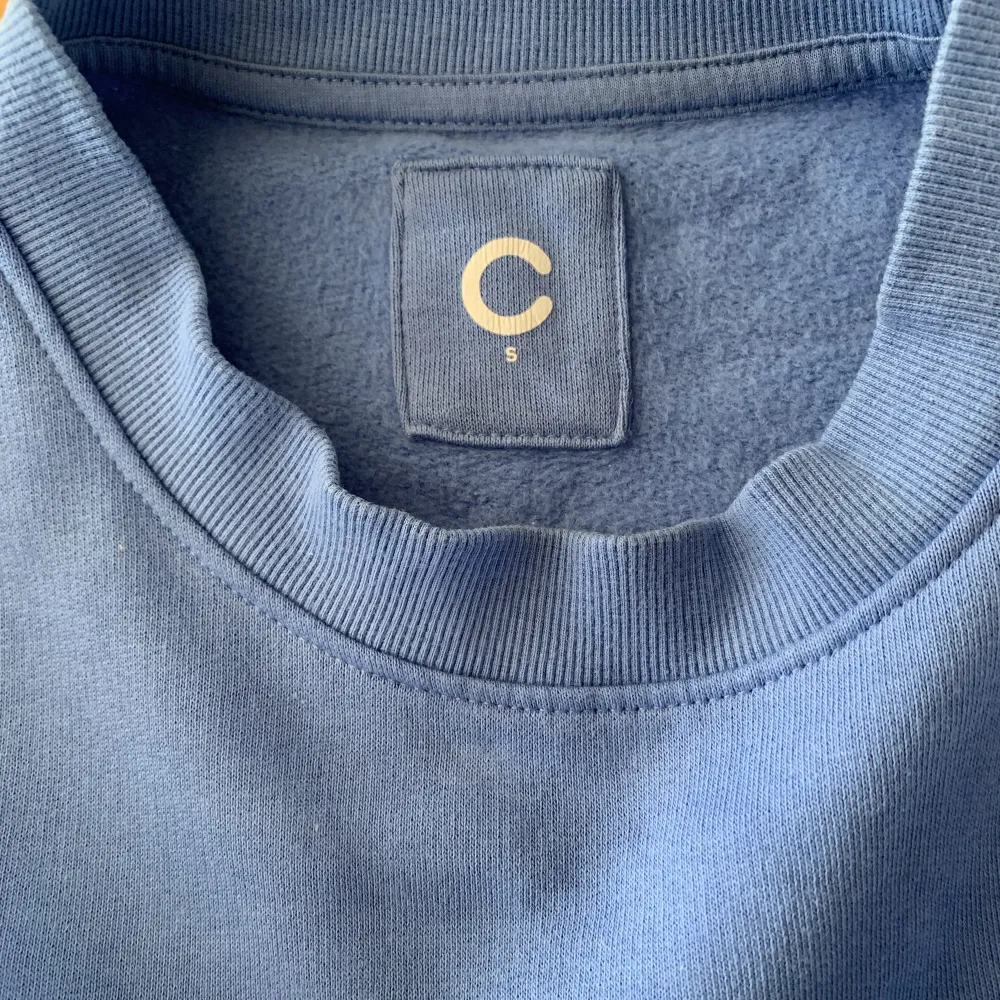 Blå sweatshirt från Cubus som aldrig har använts, storlek S men passar även M🤍 Pris kan diskuteras . Tröjor & Koftor.