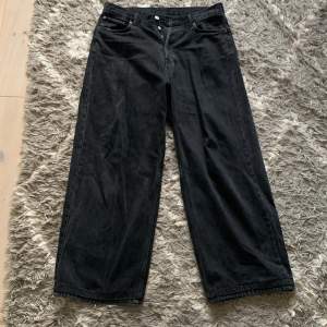 Weekday astro jeans, finns lite slitage, men inga hål. Strl 30x32 enlig Weekday, men sitter som en 32x32 herr