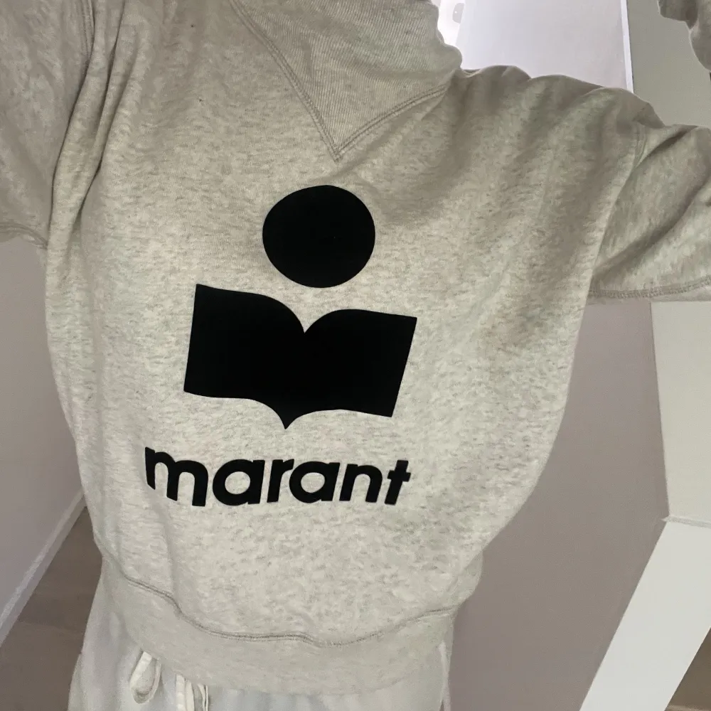 Säljer min supersnygga Isabel Marant tröja då jag inte får så mycket användning av den längre, i en supersnygg grå färg🥰. Tröjor & Koftor.