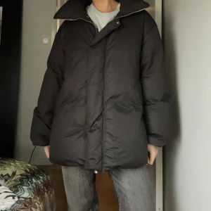 Vinterjacka - Väldigt sparsamt använd. Väldigt basic men najs