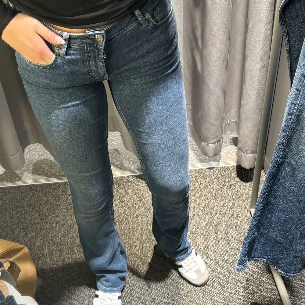 Zara low waist bootcut jeans. Väldigt stretchiga. Dom är använda några gånger men finns inget slitage eller så att anmärka.. Jeans & Byxor.