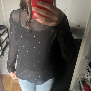Topp - Säljer denna jättesnygga, lite genomskinliga festtoppen från hm, toppen är i strl M men sitter ändå som S. Den är i väldigt bra skick😇😇😇