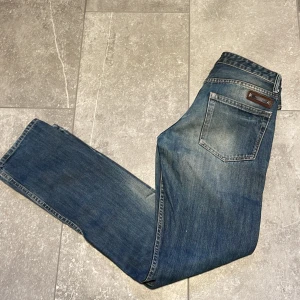 Burbery jeans  - Tjenare! Säljer dessa sjukt snygga burberry jeans, nästan nya bortsett från en defekt (kom dm för bild) jeansen har en slimfit passform som passar perfekt till Grisch/sthlmstilen. Nypris:6000 mitt pris:499