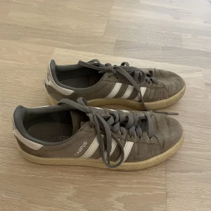 Adidas Campus Sneakers - Gråa Adidas Campus Sneakers i storlek 37, i använt skick🤍