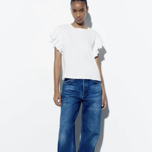 Volang topp - Volang T-shirt från Zara. Endast testad aldrig använd. Lapp finns kvar. Säljs då den är för stor.