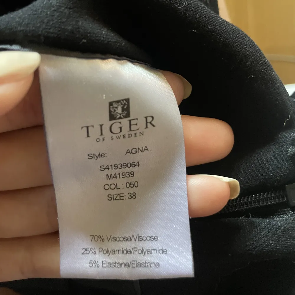 Miniskirt/ kort skjol ifrån Tiger Of Sweden.  Säljer pga ingen användning. Super mjuk och bra kvalite, dubbel tyg under.  Storlek: 38/S/M. Kjolar.