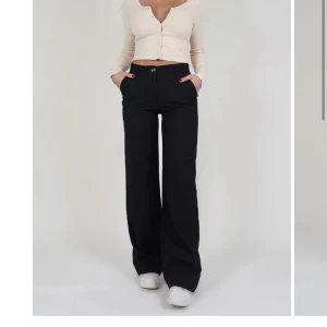 Venderbys kostymbyxor  - Köpte dessa kostymbyxor från Venderbys men eftersom dem inte passade mig och eftersom man inte kan skicka tillbaka dem säljer jag dem nu. Endast provade och i storlek S. Super bra kvalitet. Köpte dem för 470kr (rea) och säljer för 400kr+frakt. 