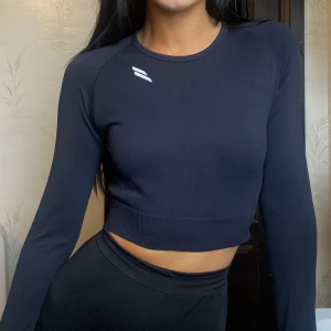 Doyoueven Träningstopp - Träningstopp med tumhål från Doyoueven. Använts sparsamt och är i bra skick. :)