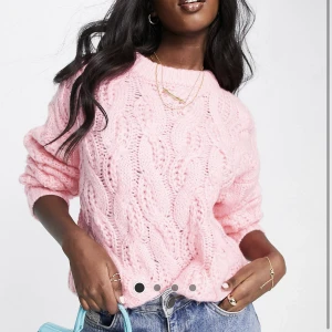 Rosa stickad tröja  - Rosa stickad tröja i storlek S från ASOS. Köpt för 600kr, lång i ärmarna och endast använt 1 gång!💛(priset går alltid att diskutera)