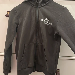Peak performance hoddie  - Fin och bekväm hoddie den har tagits handom bra och har inga skador eller fläckar på sig.