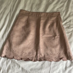 Kjol i mockamaterial - Kjol från H&M i stl 34.