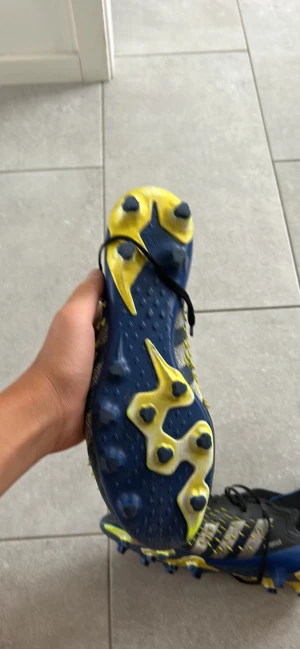 Adidas predator freak.1 ag (artificial grass) - Ni kan komma med er pris så pratar vi. Väldigt få taggar har fallit ut. Skorna är använda men dem funkar fortfarande bra. Storlek 42. Skorna tvättas om ni vill köpa
