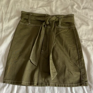 Jeanskjol med knytning  - Jeanskjol i stl S från forever 21.