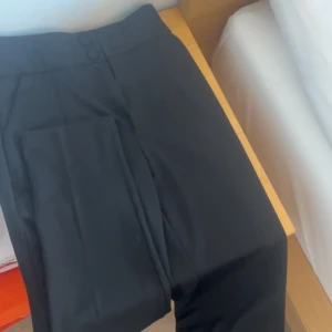 Kostymbyxor  - Säljer dessa två fina byxor, två för 180 en för 110. Eftersom jag vill bli av med dom så säljer ja för billigt. Köptes för några dagar sen och aldrig använt sen dess. Möts upp i västerås❤️
