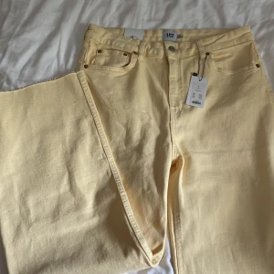 Gula jeans - Gula jeans från lager 157 i stl L. Prislappen sitter kvar.