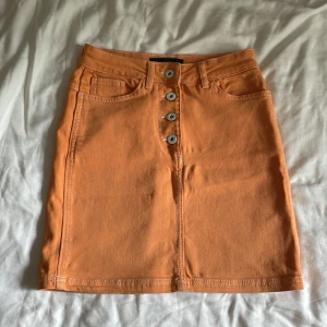 Jeanskjol i orange  - Orange jeanskjol i stl 34 från Reserved YFL.