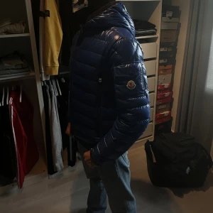 Moncler jacka  - En super fin moncler jacka köpt på nk. Finns kvitto. Ny skick. Ser knappt ut som jag använt den. Köpte jackan för 10 000 kr. Jag kommer sälja denna jacka för 5000. Men priset kan diskuteras vid snabb affär. Den är storlek small. 