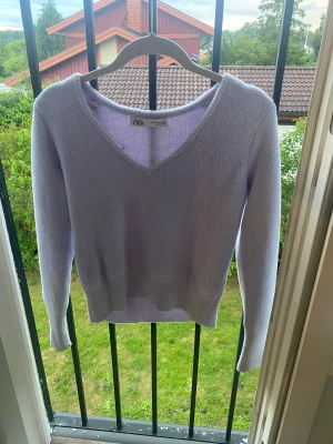 Zara uringad tröja  - Snygg lila Zara tröja😍😍den är ull och helt ok varm