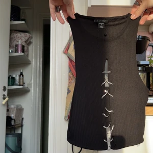 Svart croptop med diamantsnörning - Säljer exakt denna modell även i beige 🥰 i Storlek S (med bra stretch) från NewYorker. Prislappen är kvar och aldrig använd. Fråga vad som helst om plagget, en snabb affär uppskattas 💞