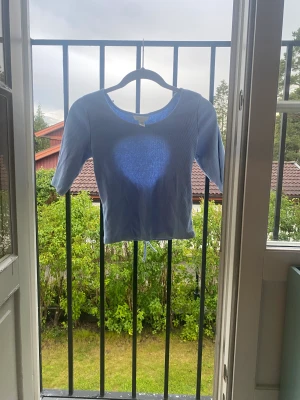 Hm tröja  - Säljer denna fina t-shirt som är urringad där bak med fin rosett knytning Den kostade 109🫶🏼😘