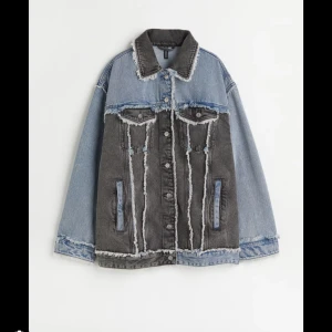 Hm jeans jacka  - Så cool och eftertraktad jeansjacka från Hm. Helt Slutsåld. Den är oanvänd och har prislappen kvar. Nypris 400. Kan mötas i Stockholm eller posta