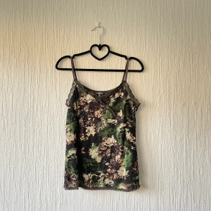 Linne - Skitsnyggt linne i grönt khakimönster!! Verklig storlek är medium. Tycker det är så fint men det passar inte längre