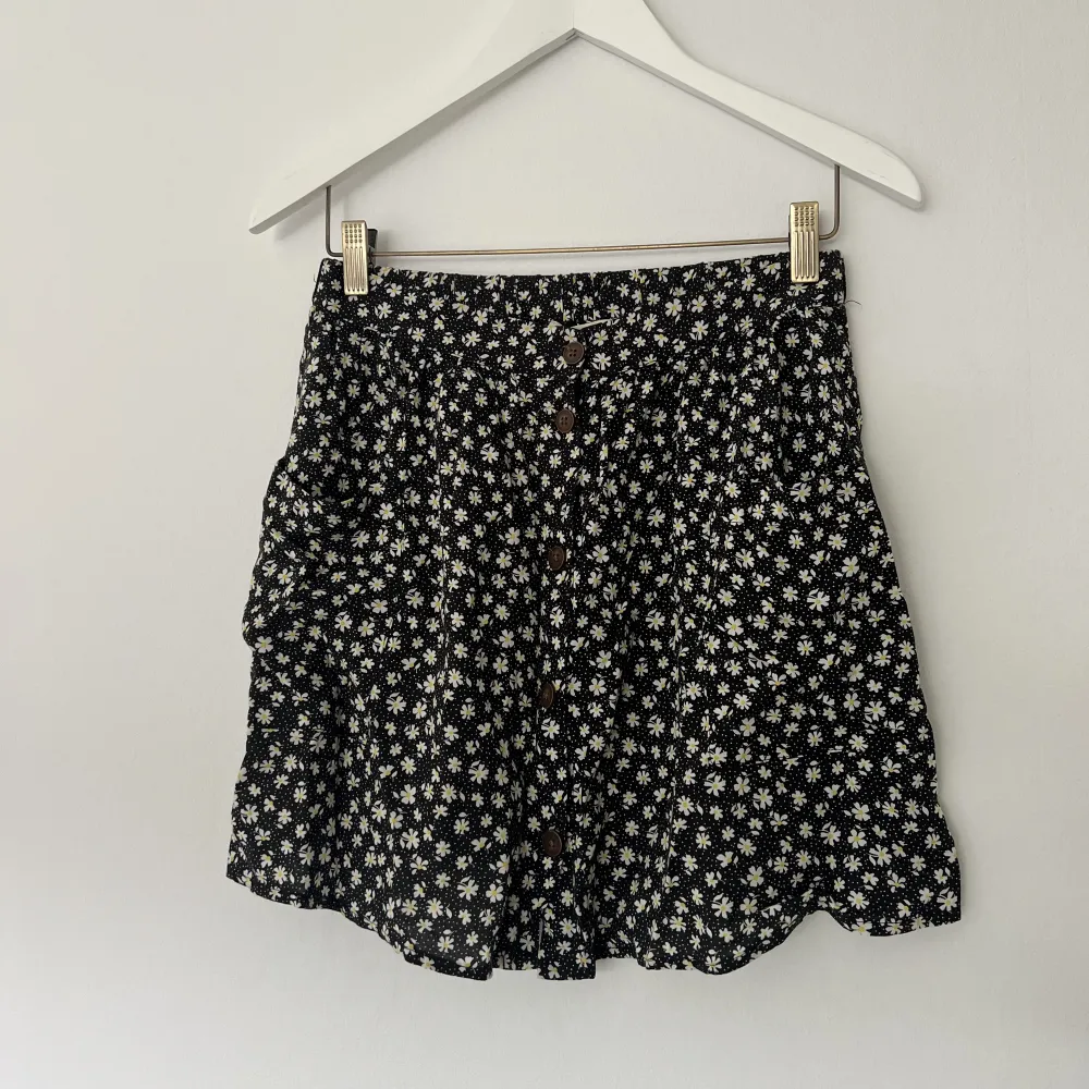 svart kjol med vita blommor från urban outfitters, strlk S. 🤍. Kjolar.