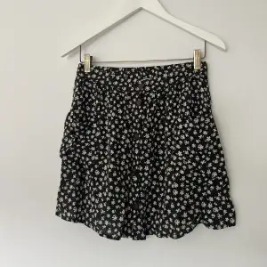 svart kjol med vita blommor från urban outfitters, strlk S. 🤍