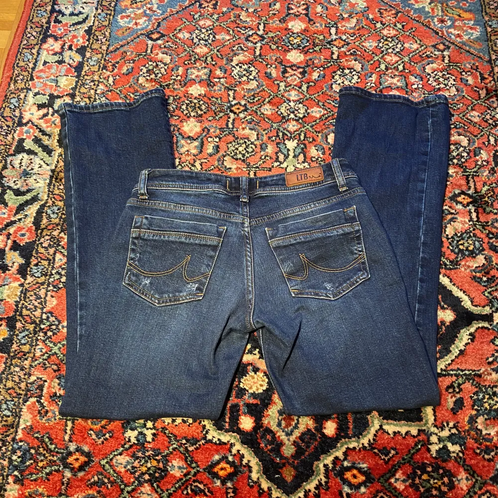 Säljer mina älskade Ltb jeans eftersom att dom är lite små för mig. Dom är i modellen valerie. Dom är väldigt låga i midjan. Köpte dom för cirka 700kr och dom är knappt använda. Jensen är i superfint skick. . Jeans & Byxor.