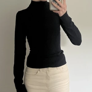 marinblå turtleneck - marinblå turtleneck från monki i strlk s. 🤍