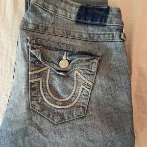 Säljer mina fina true religion jeans som jag köpte här på Plick men som tyvärr inte passade riktigt som jag ville. Modellen är Becka bootcut och har midjemåttet 80cm💕köparen står för frakt, tveka inte att höra av dig med frågor eller för fler bilder!💕