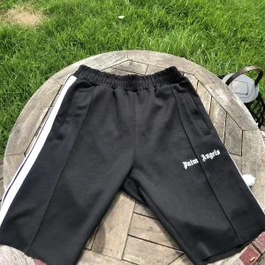 Palm angels shorts  - Ett par perfekta shorts nu till sommaren, testade en gång, taggen 8/10 då dem är lite slitna då jag gjort dem till shorts från vanliga byxor Skriv för fler frågor ☺️☺️