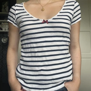 Randig odd Molly blus - Gullig blå vit randig t-shirt/blus från odd Molly. Den är i storlek 2 vilket motsvarar M men jag har storlek S och den sitter bra på mig.  