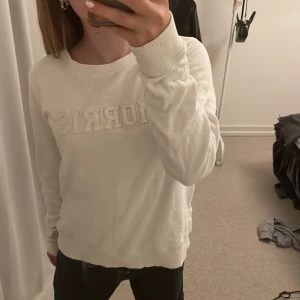 Tjocktröja - Säljer denna jättefina tjocktröjan från Morris lady. Säljs p.g.a att den inte sitter som jag skulle vilja. Vet ej ordinarie pris men sökte upp märket och såg att kläderna kostade runt 500-2000kr så därför säljs tröjan för 150kr