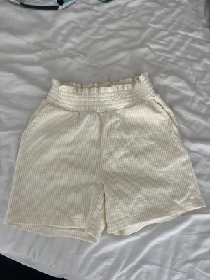 Gul/vita shorts 💛🤍 - Somriga shorts 