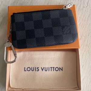 Louis Vuitton Key pouch  - Skick 10/10  Har även kvar kvittot  Ny pris 2850