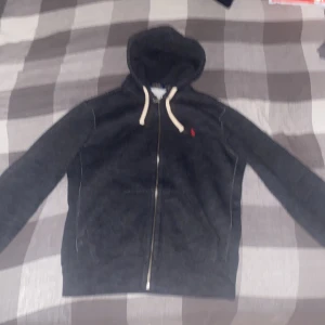Ralph Lauren  - Trendig Ralph Lauren zip i herr M mycket bra skicka knappt andvänd skriv för frågor pris kan diskuteras👍